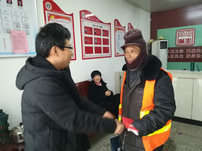 民建安庆市委会赴贫困村慰问困难群众