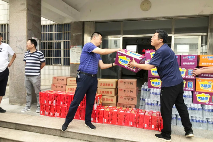 民建安庆市委直属第三（望江）支部慰问防汛一线武警官兵