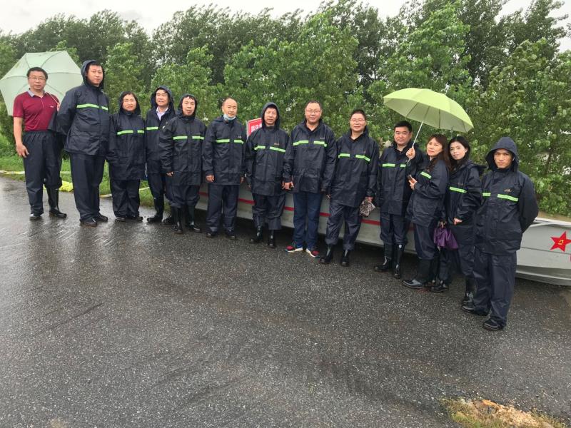 冒雨单车驰援长风 巡堤查险力保安澜 ——民建迎江区委组织会员奔赴抗洪防汛第一线