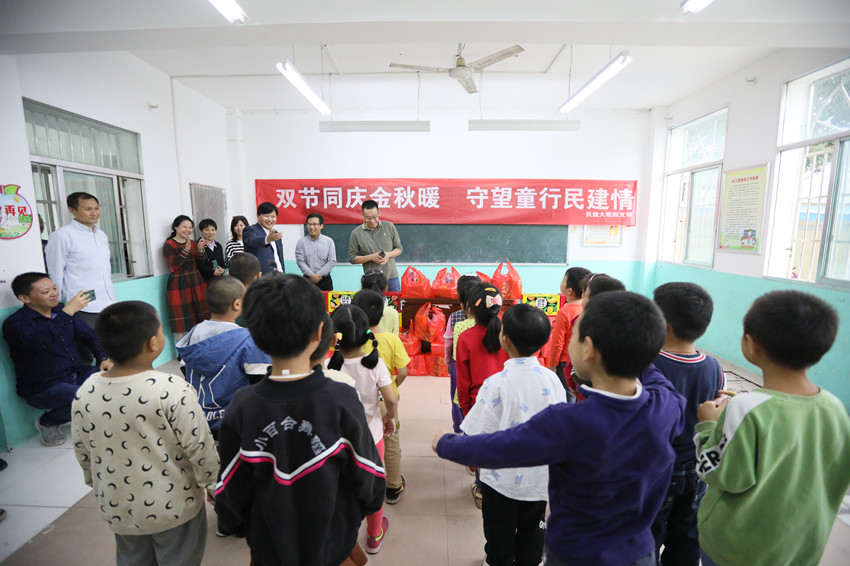 双节同庆金秋暖，守望童行民建情——民建大观四支部看望柏子小学留守儿童