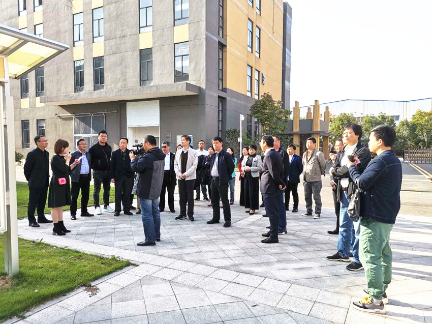 民建上海闵行区委主委宋运堂一行来宜考察交流