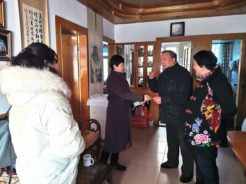 民建安庆市委开展新春慰问老会员活动