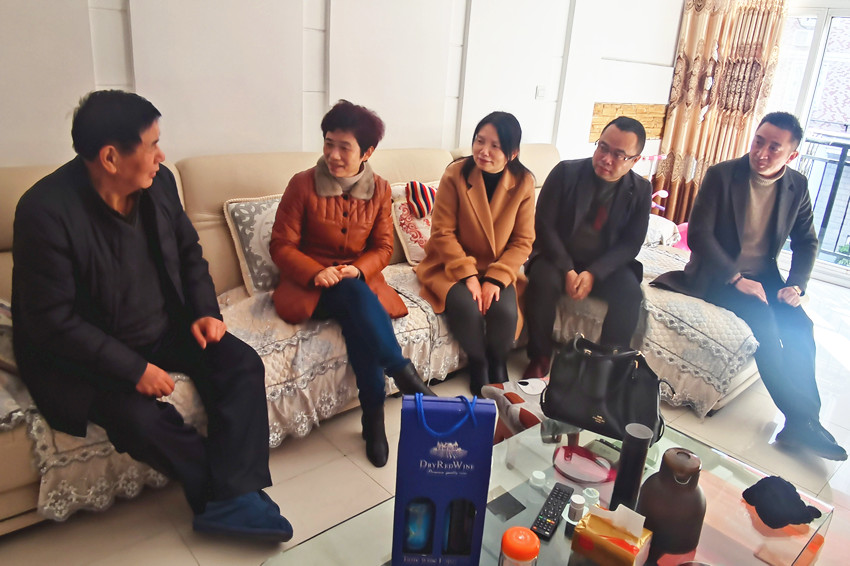 民建安庆宜秀区委春节前走访慰问会员