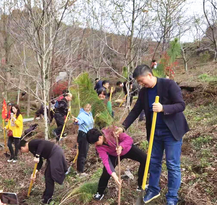 安庆民建企联会第三组联合民建迎江区委四支部开展义务植树志愿者活动