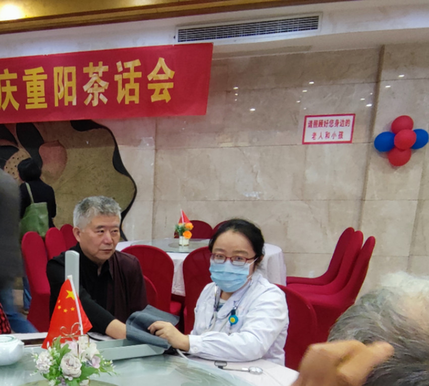 民建安庆市委直属七支部为老年委活动保驾护航