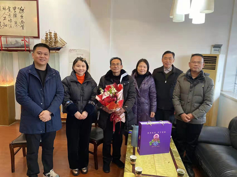 民建安庆市宜秀三、四支部新春走访慰问会员