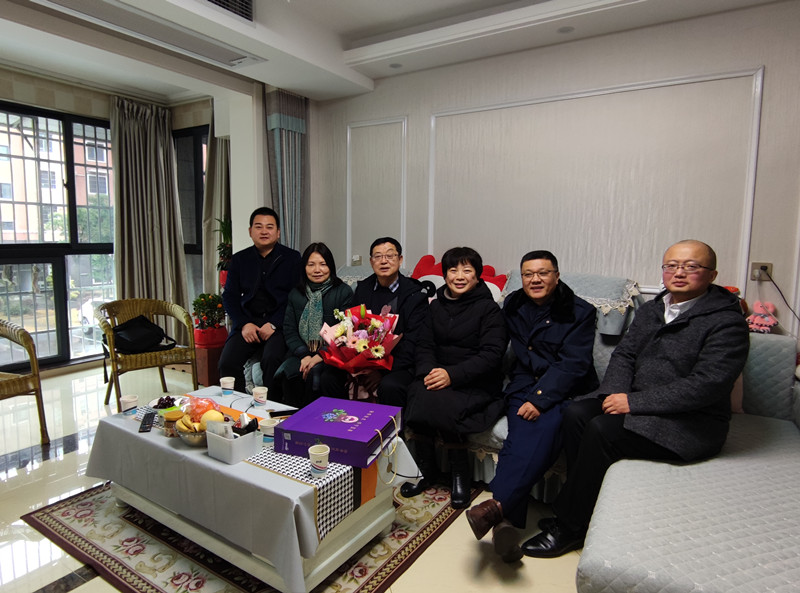 民建安庆市宜秀一支部新春走访慰问会员