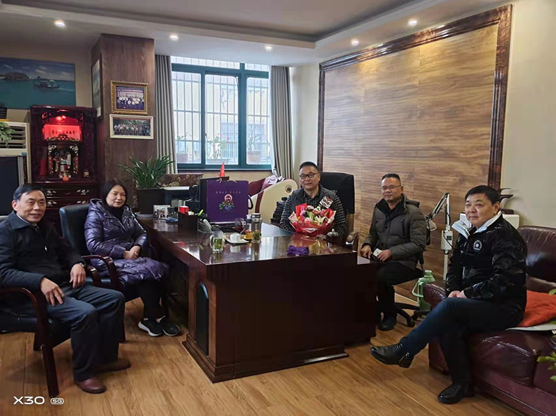 民建安庆市宜秀三、四支部新春走访慰问会员