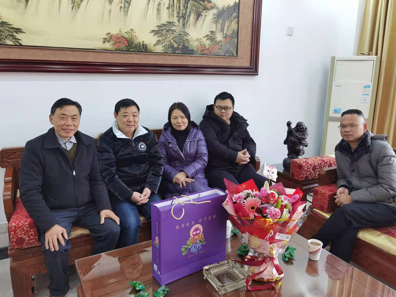 民建安庆市宜秀三、四支部新春走访慰问会员