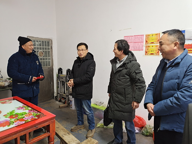 民建安庆市委赴定点帮扶村开展春节慰问