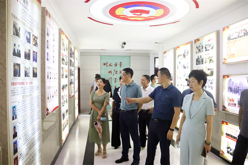 市政协副主席王晓辉到民建会员所属学校调研非遗工作