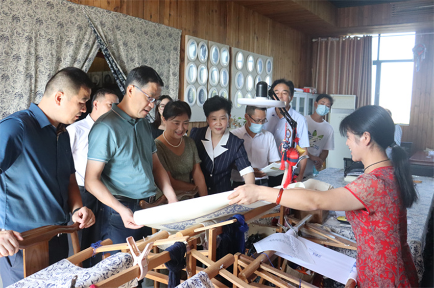 市政协副主席王晓辉到民建会员所属学校调研非遗工作