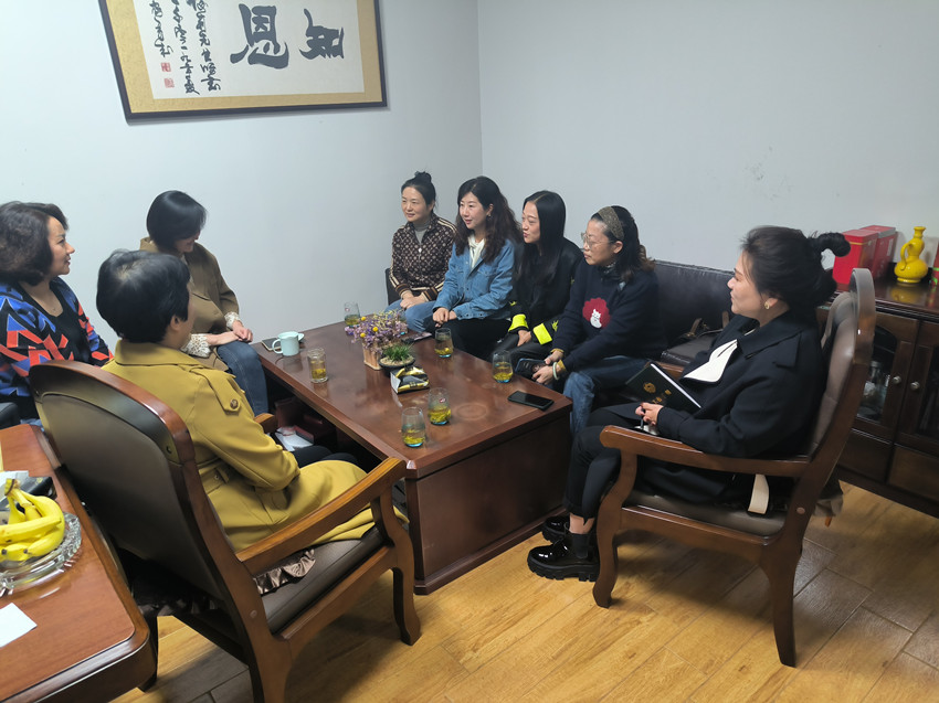 民建安庆市委妇工委召开组织生活会