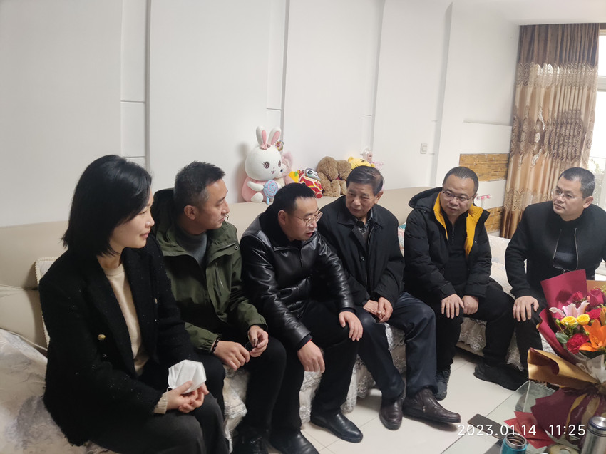 节前“送温暖”，关爱情谊浓