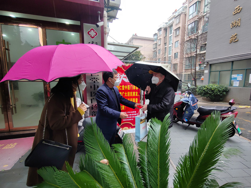 民建安庆市委会开展2023年新春送温暖慰问老会员活动