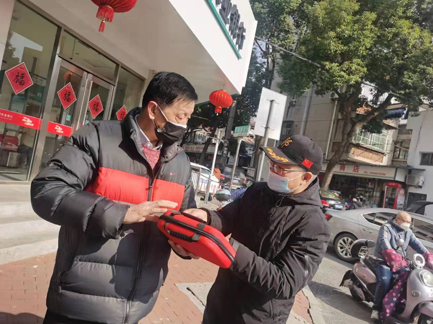 民建迎江区委开展“新春送温暖，情注老会员”活动