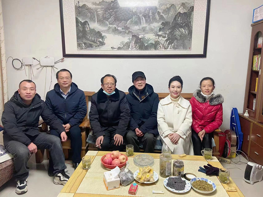 民建安庆市委直属一支部开展春节前走访慰问老会员活动
