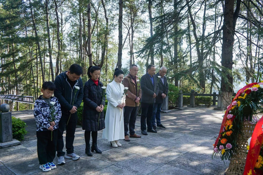 民建安庆市直属一支部开展清明节“缅怀革命先烈，弘扬爱国精神”活动