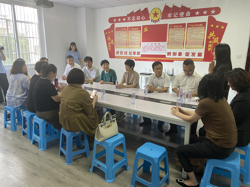 民建安庆市妇工委联合安庆市（民建）企联会开展“庆六一、送关爱”公益活动