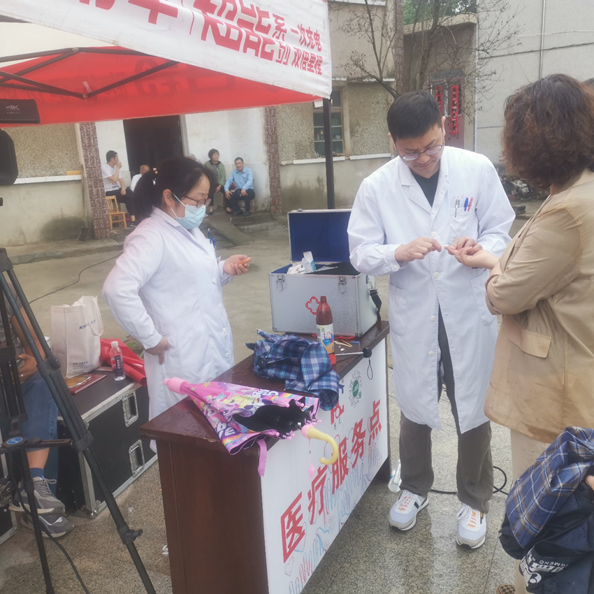 安庆民建直属第七（市立医院）支部会员为“集善益起走”暨“大幅快跑”全国第33个助残日大型公益活动提供保障和健康咨询服务