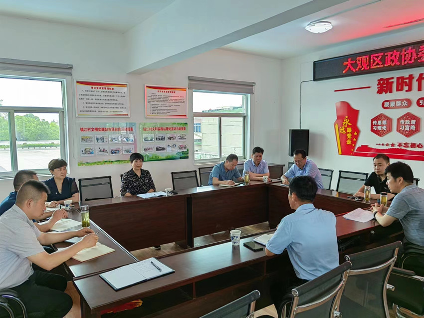 汪爱萍进社区参加政协委员工作室调研活动