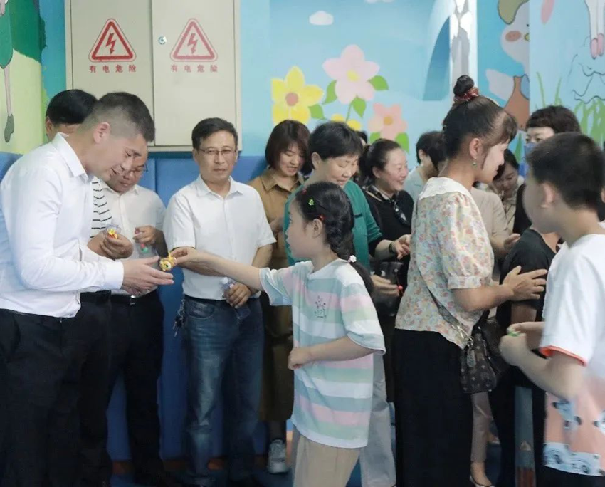 民建安庆市妇工委联合安庆市（民建）企联会开展“庆六一、送关爱”公益活动