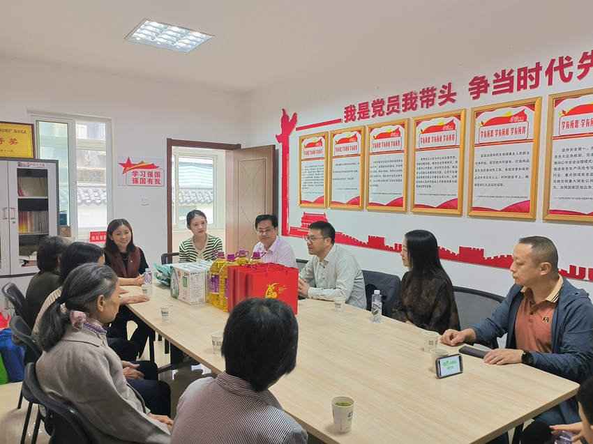 民建迎江区委一、五支部开展“情暖夕阳，喜迎双节”关爱老人慰问活动