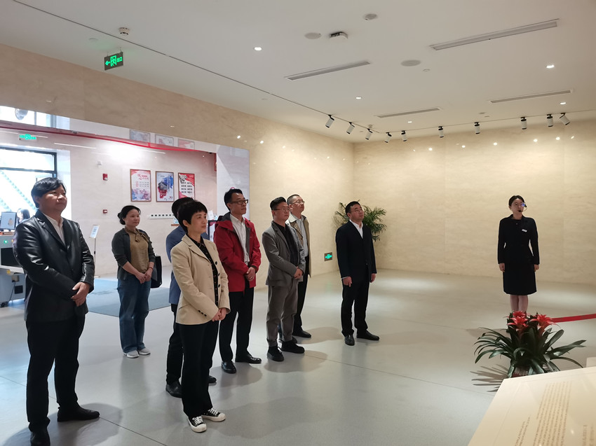 朱菊云率队赴上?？埂澳闹昵扛⑼沤岱芙抡鞒獭敝魈饨逃餮? /></span>
</p>
<p class=