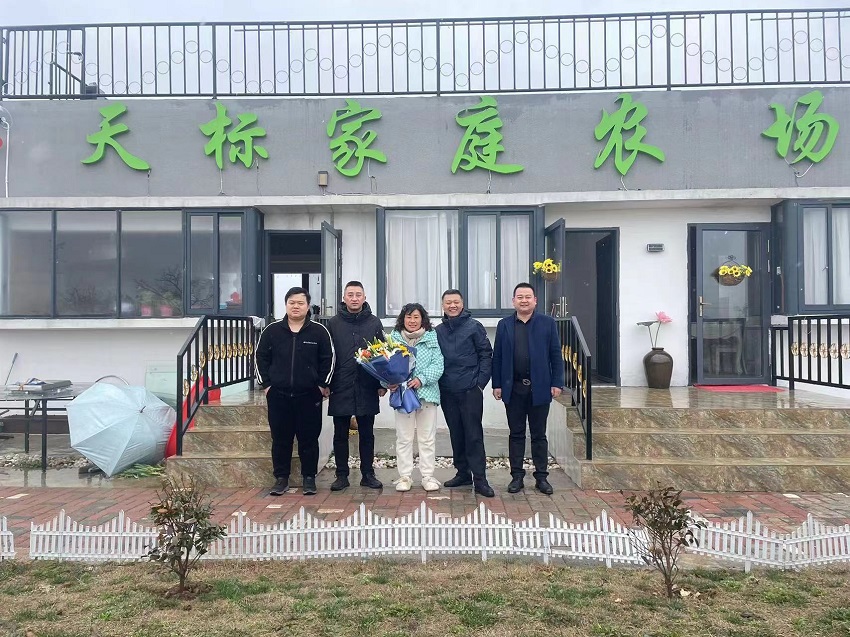 民建安庆市宜秀区委一支部为女企业家会员送祝福 