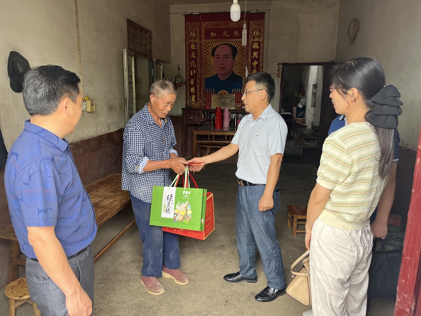 送温暖送关怀 ---民建安庆市委会走访慰问五横乡杨亭村